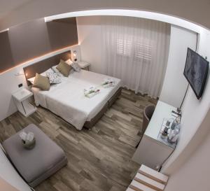 雷焦卡拉布里亚Angel's Care B&B的卧室享有上方的景致,配有1张床