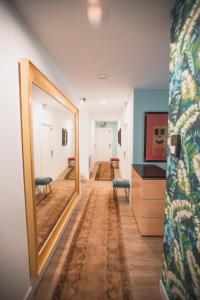 圣塞瓦斯蒂安Central Roomss的走廊上设有镜子,走廊上设有地毯