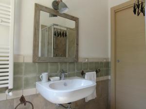 萨萨里L’ Angolo degli Ortaggi的浴室设有白色水槽和镜子