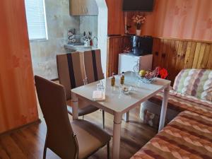卡赞勒克Апартамент ДАНИ的一间带桌椅的用餐室和一间厨房