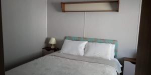 HamworthyHaven Rockley Park,Lytchett Bay View的一间卧室配有带白色床单和枕头的床。