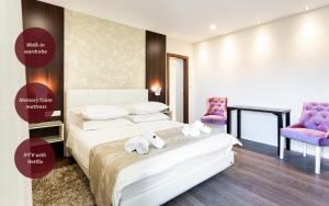 布雷拉Villa Višnja的一间卧室配有一张床和两张紫色椅子