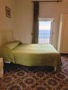 维耶斯泰Rocca Sul Mare Hotel的一间卧室设有一张床,享有海景