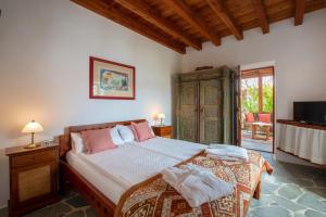 蒂纳霍Villa El Inti的一间卧室配有一张床和一台电视