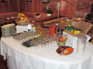 阿彭策尔赫克特阿彭策尔酒店的一张带眼镜和食物的白色桌子