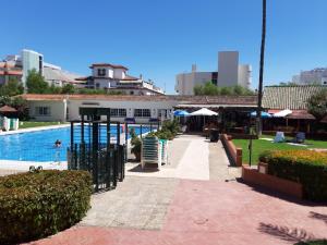 多列毛利诺斯Carihuela Playa的一个带游泳池和游乐场的度假胜地