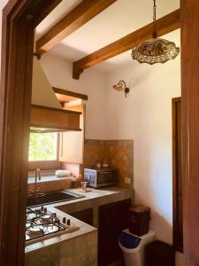 莫塔卡玛斯特拉Villa Le Gemelle Dell'Alcantara的厨房配有水槽和炉灶 顶部烤箱