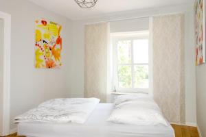 萨尔堡Das Kartenhaus的白色的卧室设有床和窗户