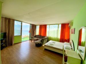金沙Villa Jackie的一间卧室配有一张床,另一间享有海景。