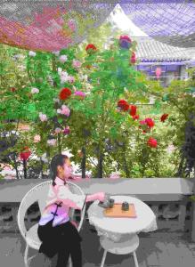 延庆县北京八达岭长城曹家四合院客栈 的坐在鲜花前桌边的女人
