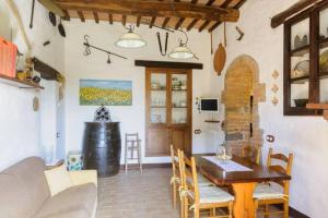 拉迪科法尼Girasole Cottage overlooking the Orcia valley in Tuscany的一间带桌子的客厅和一间餐厅