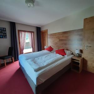 海特尔旺Pension Zeegershof的一间卧室配有一张大床和木制床头板