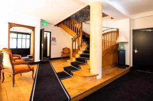 韦兹莱邮政和金狮奖餐厅酒店的客厅设有镜子楼梯