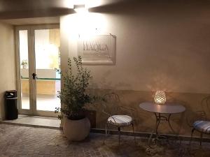 卡斯蒂里昂纳·德拉佩Aqua Boutique Hotel的桌子和椅子,在种植了盆栽植物的房间里
