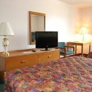 HillsboroCountry Haven Inn的配有一张床和一台平面电视的酒店客房