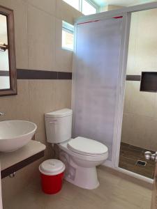 埃斯孔迪多港Lidxi Rosae的浴室配有卫生间、盥洗盆和淋浴。