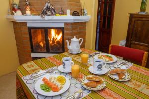 奥塔瓦洛Casa de Luis的餐桌,餐盘和壁炉