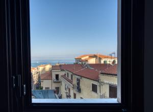 切法卢Cefalu in Blu的从建筑的窗户欣赏美景