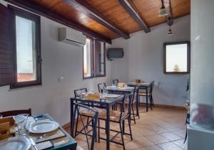 切法卢Cefalu in Blu的用餐室设有桌椅和窗户。