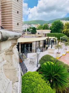 圣乔瓦尼·罗通多San Giovanni Rotondo Palace - Alihotels的享有带庭院的建筑的正面景色
