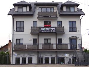 普沃茨克Hotel Apartamenty 72的建筑一侧有标志的酒店