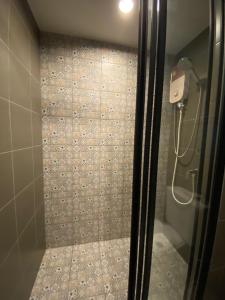 华欣Luxury La casita Huahin的浴室里设有玻璃门淋浴