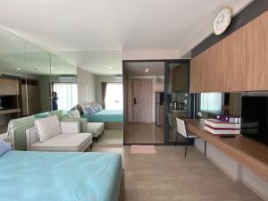 华欣Luxury La casita Huahin的带沙发和床的大型客厅
