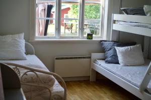 格里斯勒港Blommenshage的客房设有两张双层床和一扇窗户。
