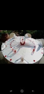 诺切劳恩布拉Agriturismo Le Francesche的上面有红心的白色桌子