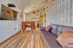 ClackmannanBraeside Cabin的客厅配有沙发和桌子