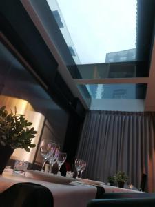 新加坡Hi Hotel的上面有酒杯的桌子