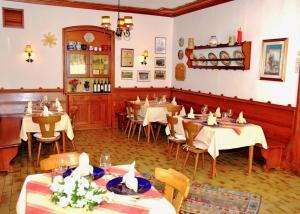 沃尔特湖畔韦尔登费尔登巴赫尔沃特酒店的餐厅内带桌椅的用餐室
