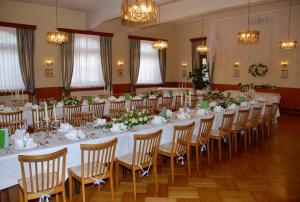 沃尔特湖畔韦尔登费尔登巴赫尔沃特酒店的一个带桌椅和鲜花的大型宴会厅