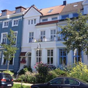 不莱梅Apartment im Geteviertel - citynah的一座大型白色房屋,设有红色屋顶