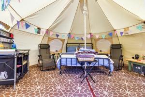 Little HautboisPitch Perfect Glamping Norfolk的一个带床和椅子的帐篷