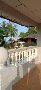 甲抛峇底Homestay Damai Sri Kota的享有房屋景致的白色阳台