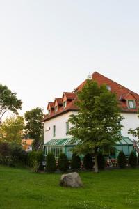 兰茨贝格兰茨贝格酒店的院子中一棵树的白色大房子