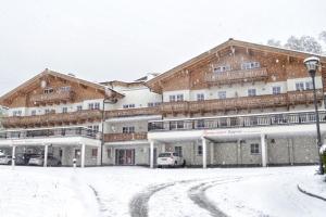 卡普伦AlpinResort Kaprun 2的前面有雪的大建筑