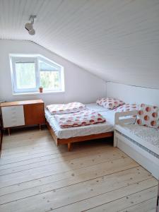 克雷姆尼察The Magical Paths的一间卧室设有两张单人床和一个窗户。