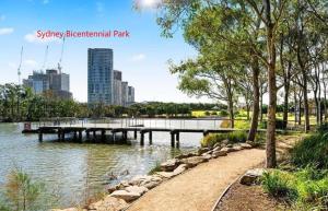 悉尼Greenview in Sydney Olympic Park的水体旁公园的码头