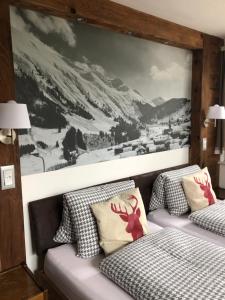 塞德龙Mountain Lodge Sedrun的墙上画画的房间里设有两张床