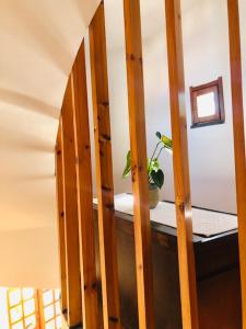卡拉古诺内波普酒店的一间设有桌子和盆栽的房间