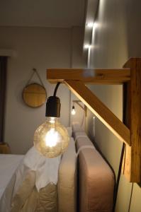 迈索隆吉翁Langi Apartments的挂在床上的灯泡