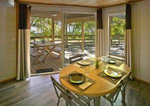 比居格利亚Camping San Damiano的一间带桌椅的用餐室和一个庭院