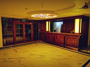 斯拉百斯Hotel Holidays的一间空房间,设有黄色的瓷砖地板和天花板