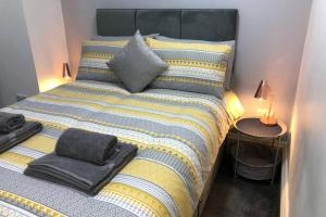 普雷斯顿Fishergate ApartHotel 1 - Stylish City Centre Apartment的一间卧室配有一张大床和毛巾