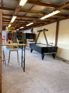 Boofzheimcamping du ried à proximité d'Europa-Park et Rulentica的配有乒乓球桌和钢琴的房间