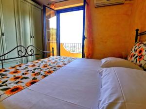 赞布隆内Baciati dal Sole的一间卧室配有一张带花毯的床
