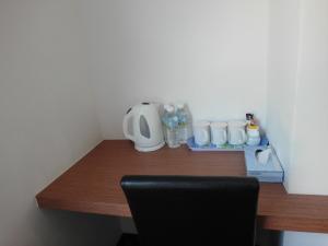 瓜埠名古屋酒店的一张桌子,上面有咖啡壶和杯子