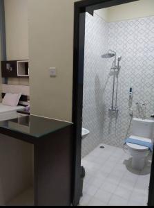 Kampung Gunung MalangHotel Pilar Mosa的客房内设有带水槽和卫生间的浴室